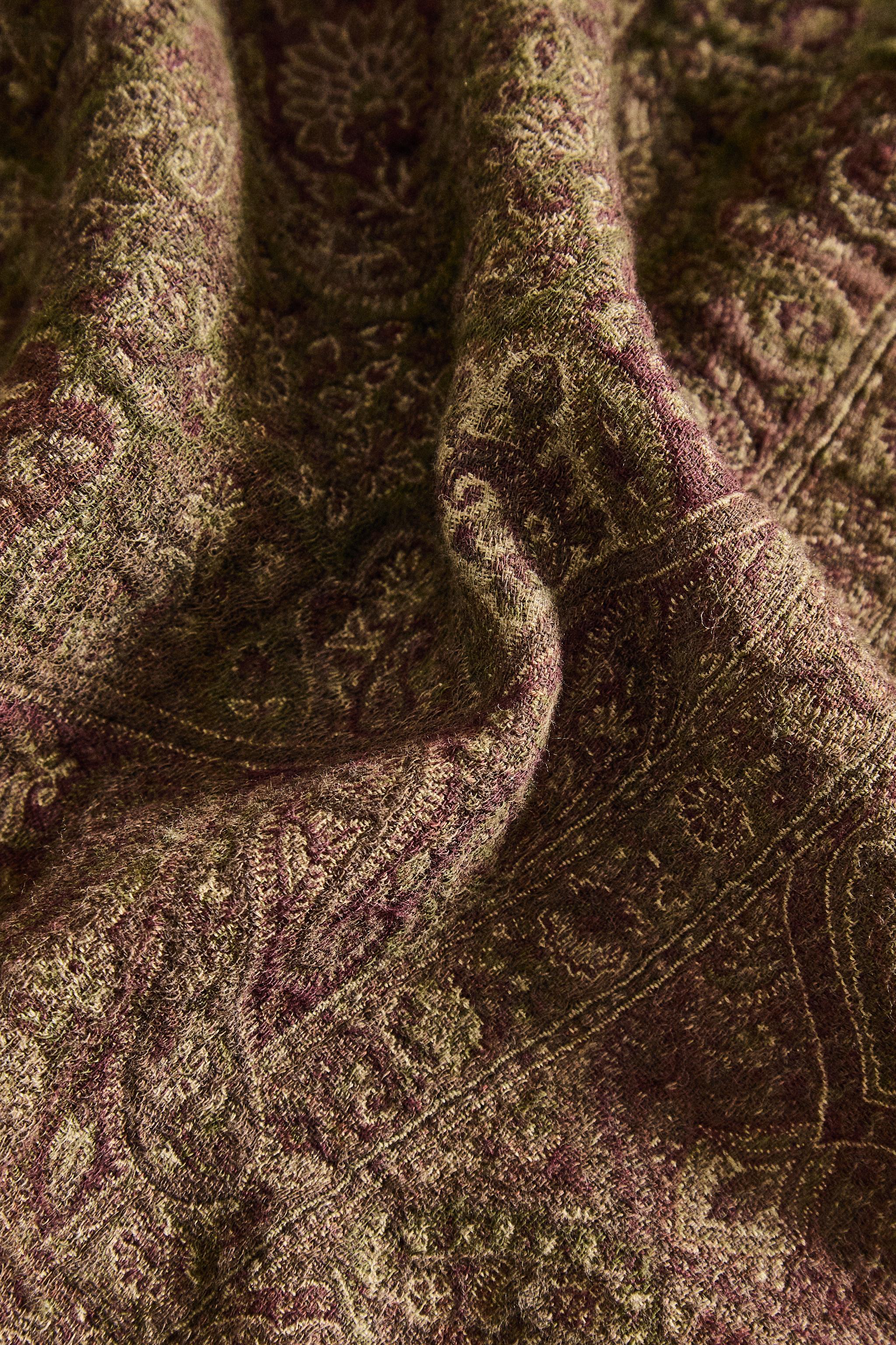 PAISLEY JACQUARD BLANKET